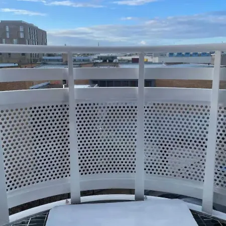 Guestready - Modern Top Floor 2-Bed Apartment In City Centre Parking